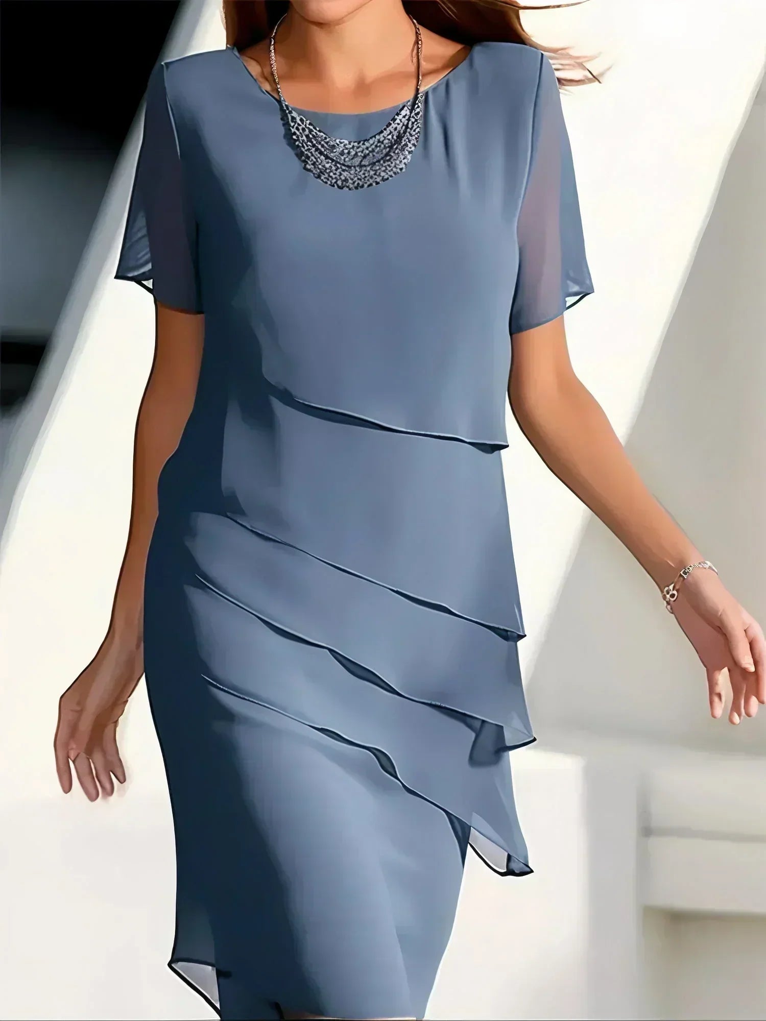 Anastasia | Vestido midi lujoso con capas